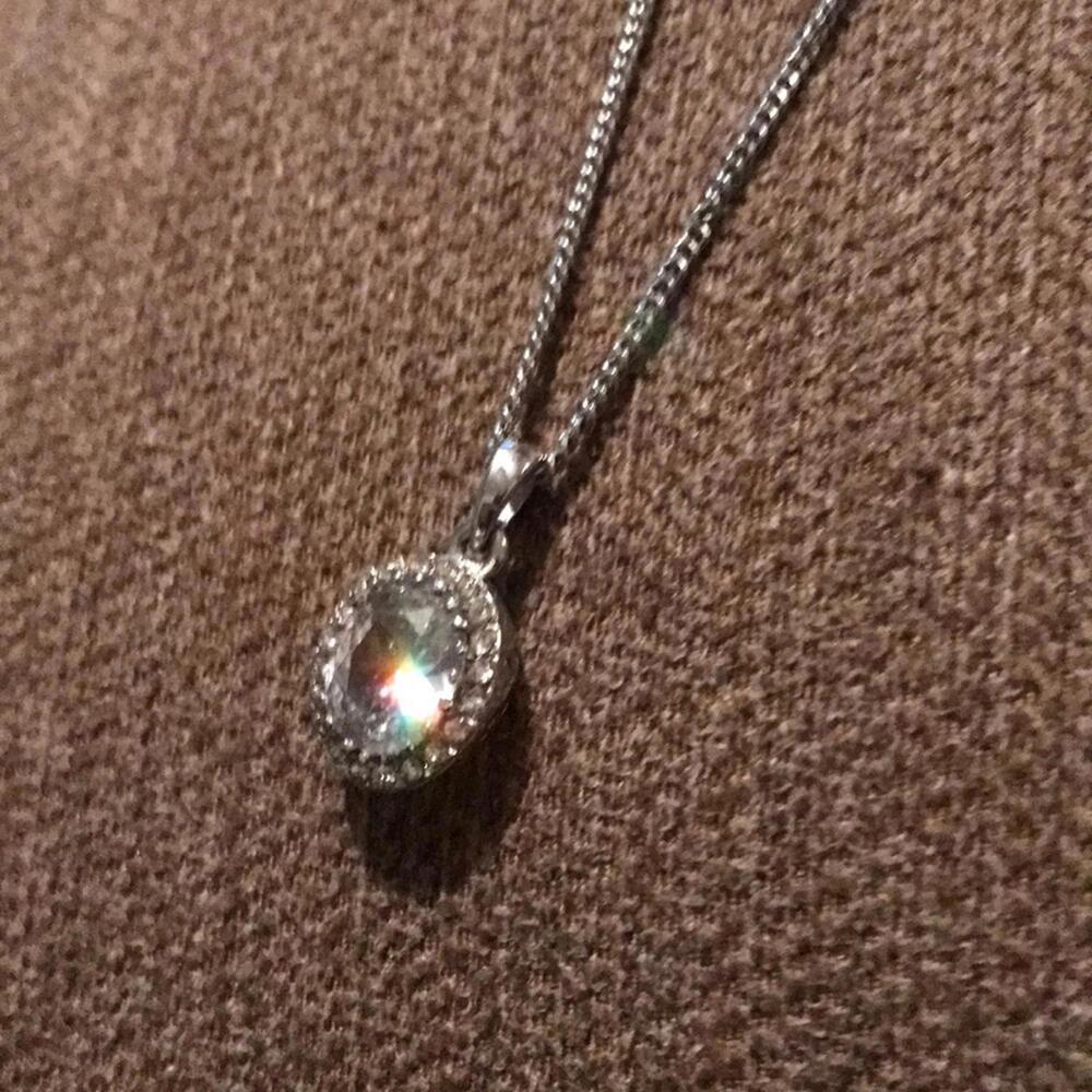 ❤️Silver necklace with cubic zirconia in the center.